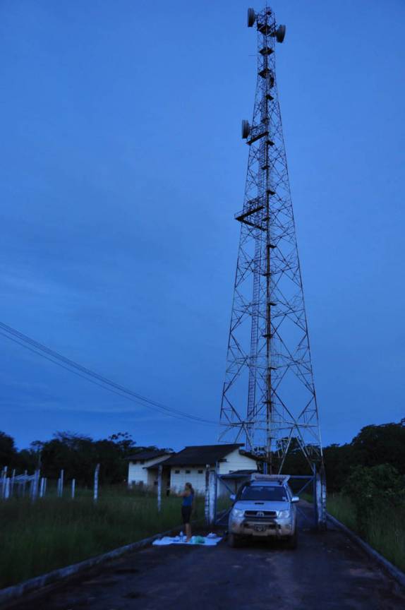 A torre da Embratel onde dormimos em nossa segunda noite na BR-319, a rodovia que liga Manaus à Porto Velho